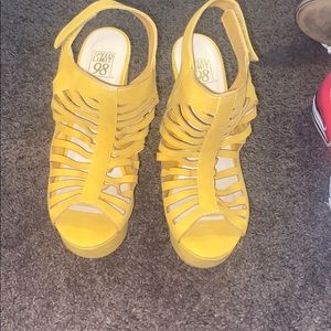 Yellow chunky heels must go !!!!!